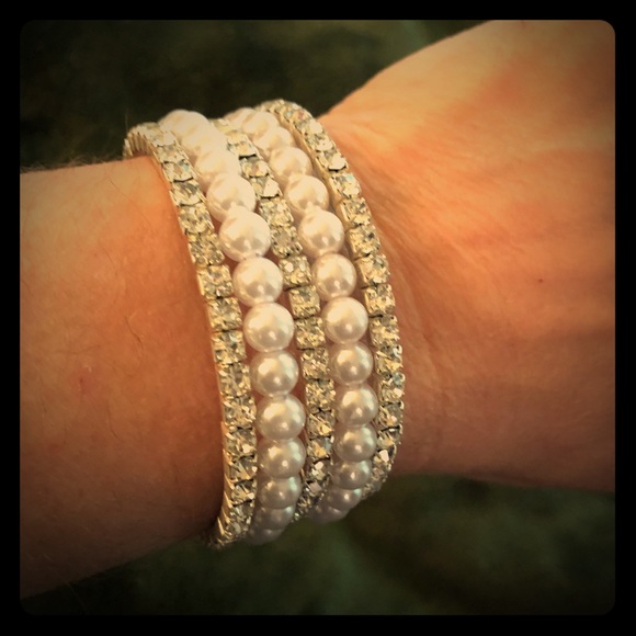 Jewelry - 🌸Sparkling Pearl and Rhinestone wrapped bracelet.